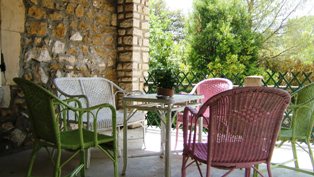 Terrasse d'accueil à La Roche